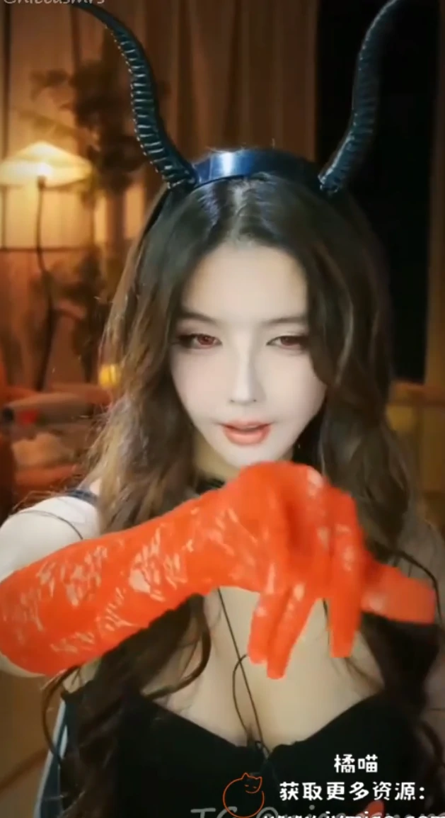 视觉暴力美学!斗鱼大艺术嘉《红色蕾丝手套女魔王》的构图艺术解析