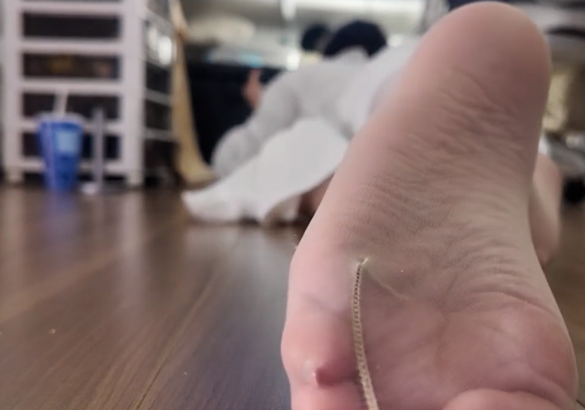 酥酥学姐的足底助眠:把脚底的触感录进耳朵,闭着眼也能脑补出画面