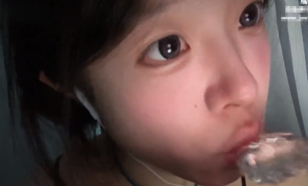 B站昕想睡觉了:一根玻璃棒,能敲出让你从头皮酥麻到后颈的助眠音