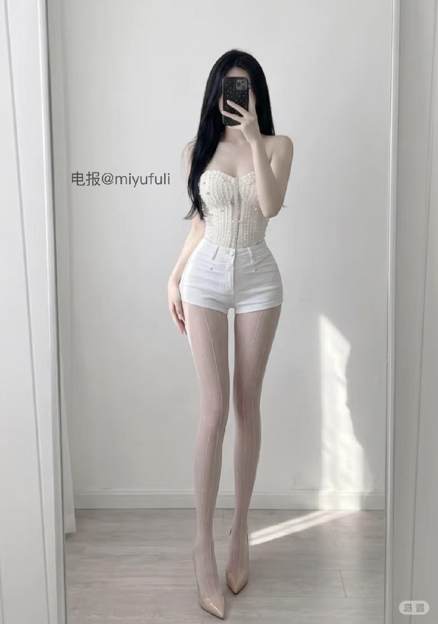 抖音小白猫岛遇日常:小白猫是猫界最纯净的存在,这个女孩把纯真和可爱揉在了一起