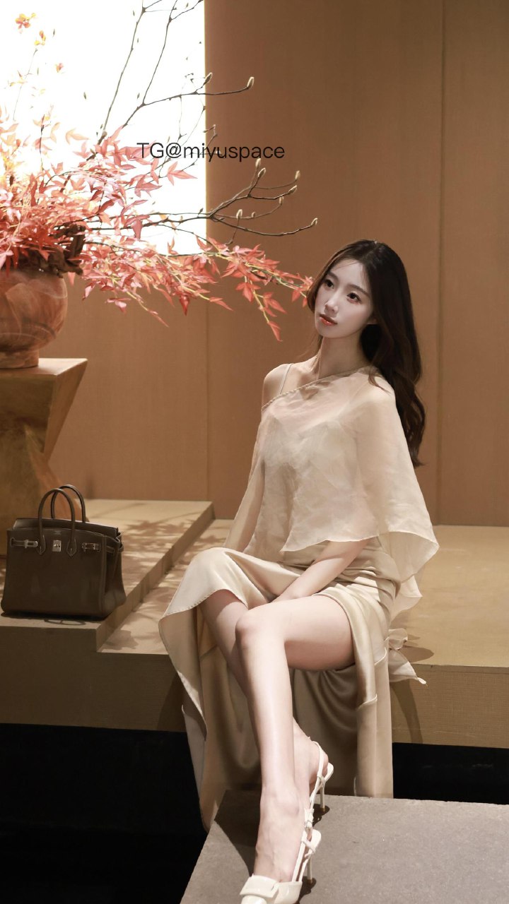 抖音磨人小妖精密语空间日常:磨人是她的技能,小妖精是她的身份,这个女孩把黏人和魅惑揉在了一起